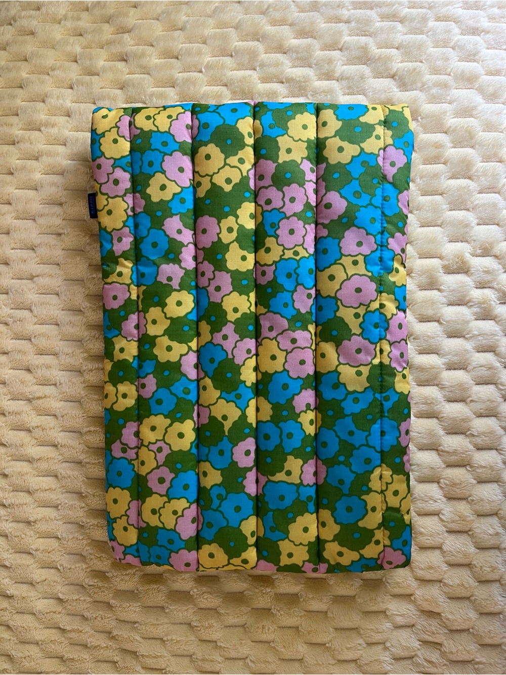 BAGGU Puffy Laptop Sleeve - Flowerbed Pattern - Picture 3 of 8